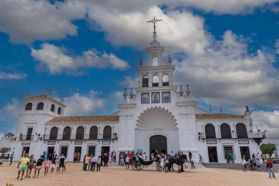 Huelva - El Rocío 07 - santuario de Nuestra Señora del Rocío.jpg